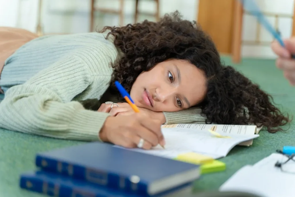 परीक्षा-के कारण-अपनी-गुणवत्ता-नींद-बाधित-होने-के कारण-छात्र-को-थकान-महसूस-होता है