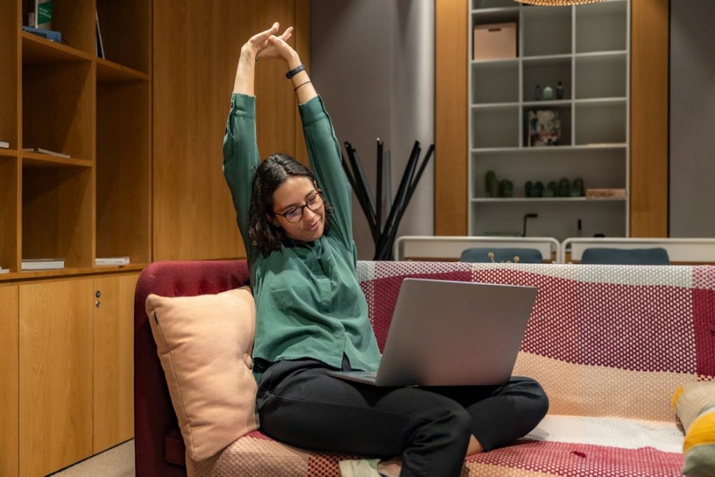 estudiante-toma-un-descanso-de-estiramiento-para-mantener-la-concentración-y-evitar-la-procrastinación.